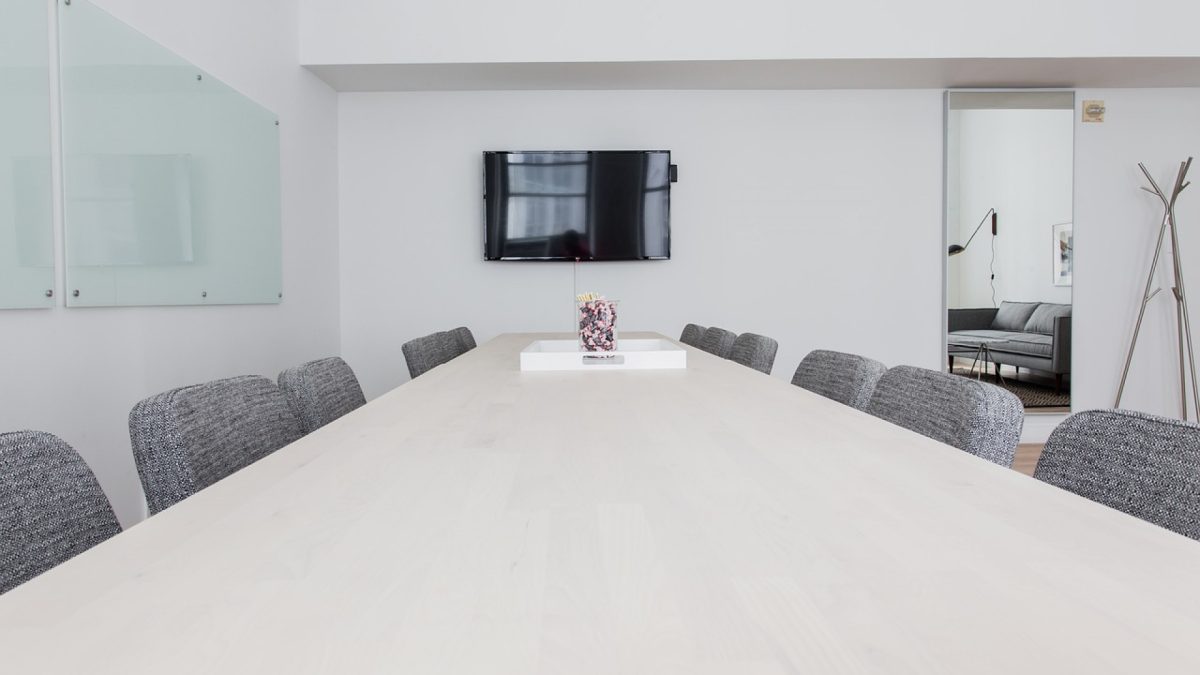 Choisir l’équipement idéal pour une salle de réunion dans une entreprise moderne