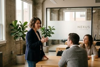 Femme manager présentant la marque employeur à son équipe dans un bureau moderne