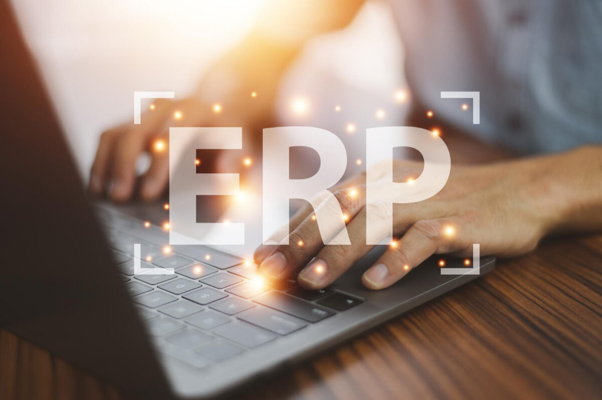 Un homme travaille sur un ordinateur portable et profite des atouts d'un ERP.